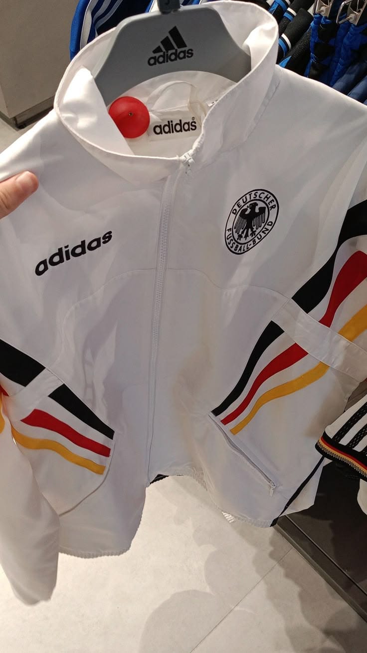 f4c17b2a-d4f4-4e2f-9f19-e538f3fb2bb8 AC Milan Training Jacket